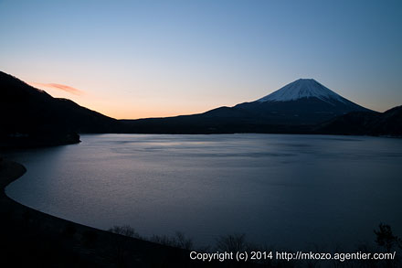 夜明けの本栖湖へ〜夜明け迎える富士