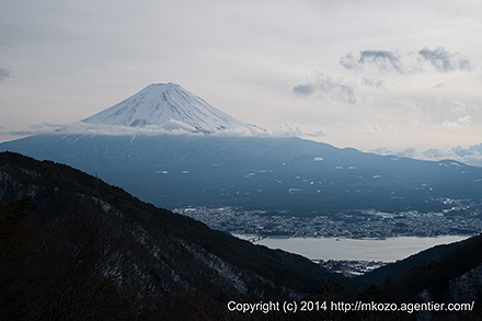空埋める白い雲と白い富士